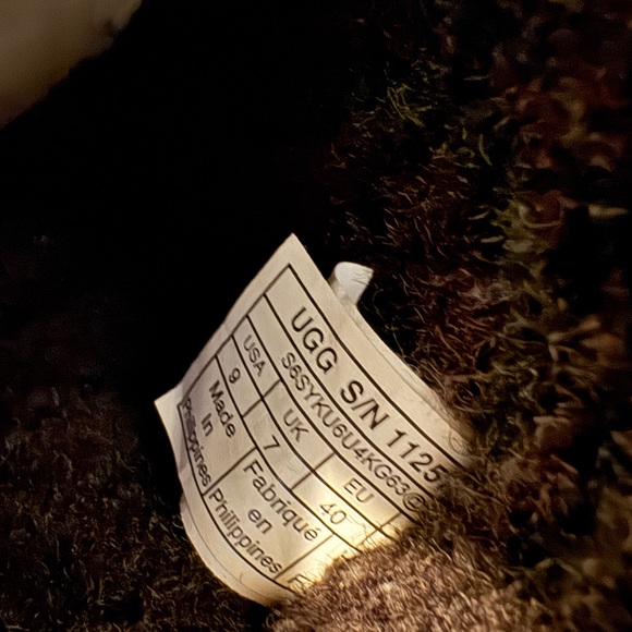 UGG Classic Short Leather Water Resistant Boots - Picture 6 of 6